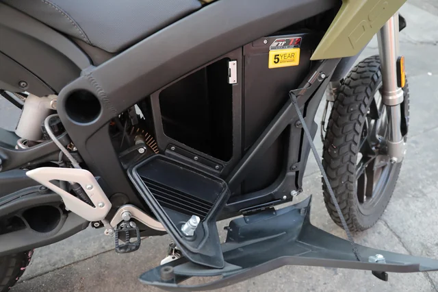 changing-zero-motorcycle-battery-v0-sa1guxzg6a9a1